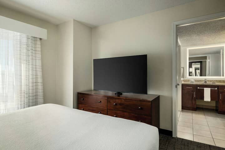 Room 27 of 102