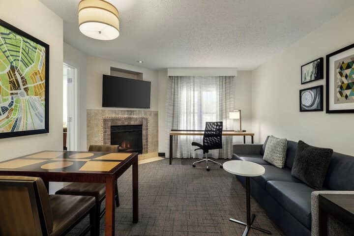 Room 21 of 102